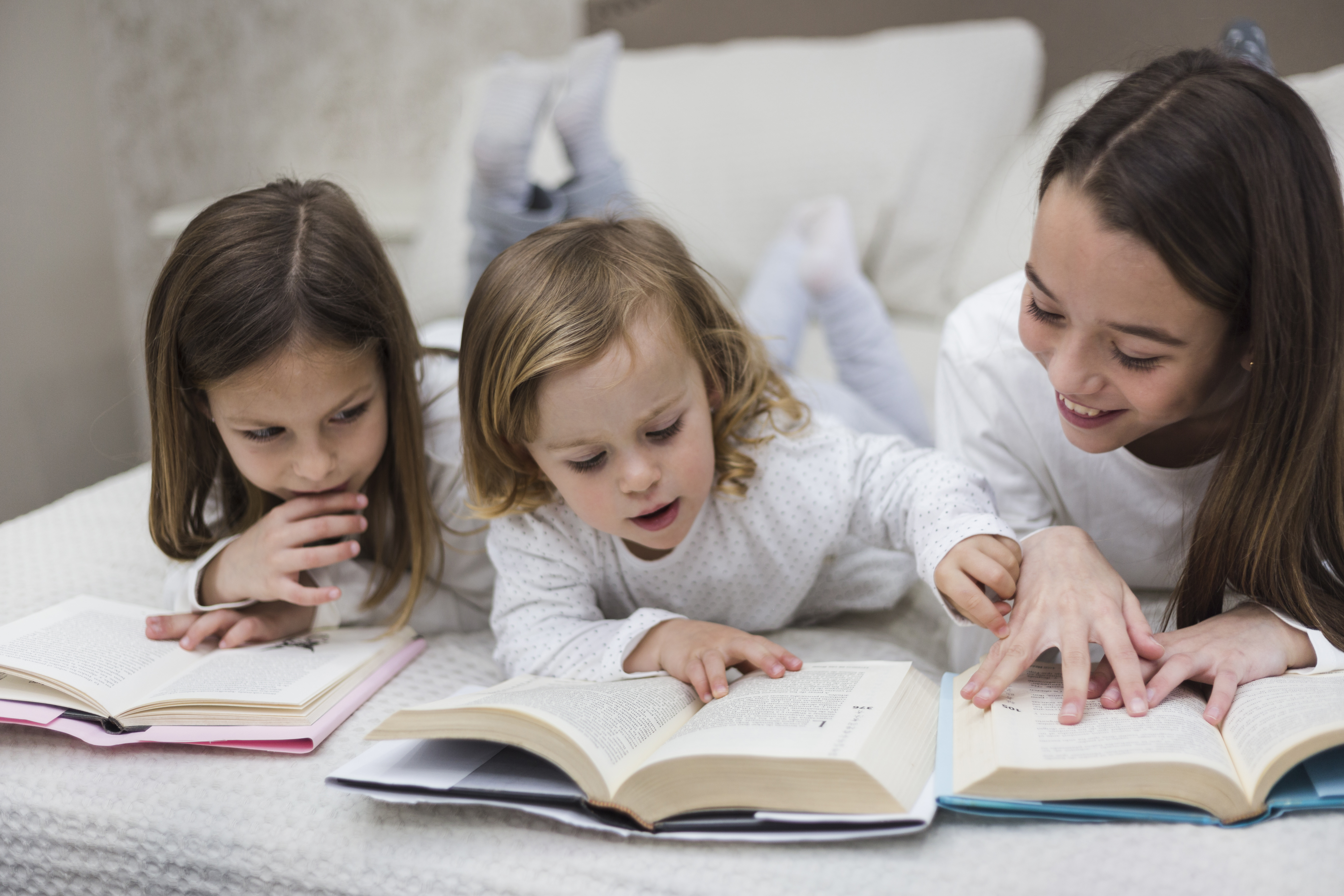Читать книгу сестренки. Про сестру и чтение. Про это с сестрой читать. Сестра читай книги. Сестра читает книгу.
