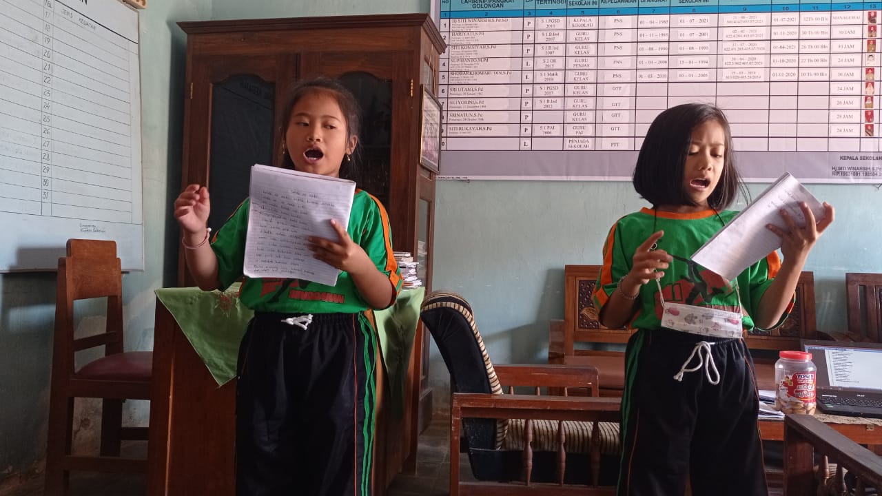 Sambut FLS2N, Mahasiswa KKNT Desa Singgahan Berbagi Keterampilan
