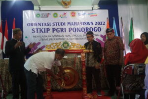 Pembukaan OSMA oleh ketua PPLP PT PGRI Ponorogo, Rektor STKIP PGRI Ponorogo bersama jajarannya