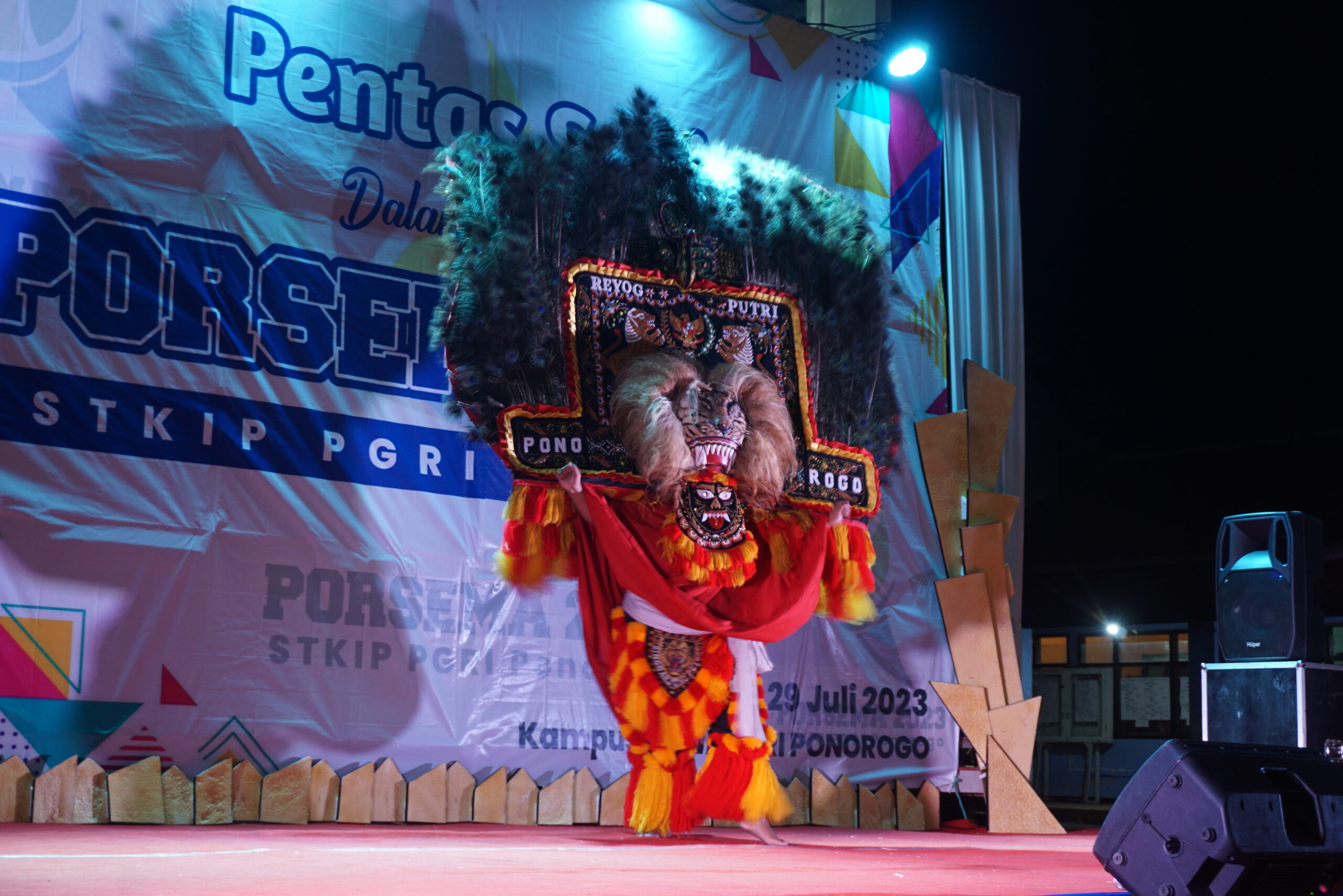 Lomba Pentas Seni dan Baca Puisi Meriahkan Malam Puncak Porsema STKIP PGRI Ponorogo