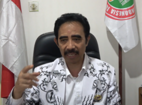 Ketua PGRI Jawa Timur Sampaikan Kunci Sukses Bahagia dalam Acara Wisuda STKIP PGRI Ponorogo