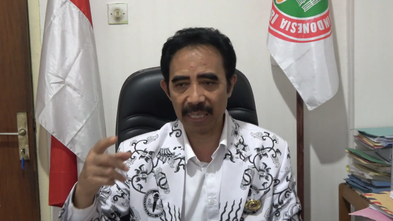 Ketua PGRI Jawa Timur Sampaikan Kunci Sukses Bahagia dalam Acara Wisuda STKIP PGRI Ponorogo