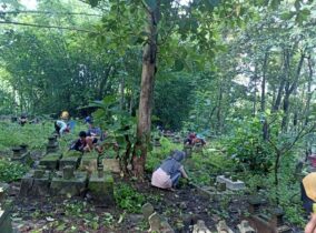 Lestarikan Tradisi Gotong Royong, Mahasiswa KKNT Desa Bakalan Turut Andil Bersih Makam