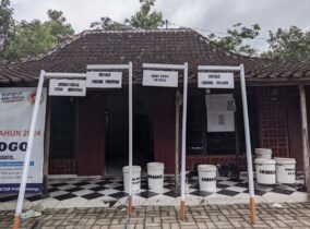 Kades Desa Kenteng Sambut Bahagia Pemasangan Plang Perangkat Desa