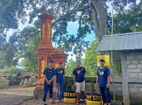 Mahasiswa KKNT Memasang Pot Bunga di Lingkungan Makam Kelurahan Purwantoro