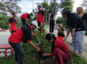 Mahasiswa KKNT Merintis Taman Desa Joho bersama Perangkat Desa